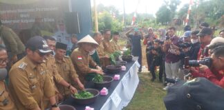 Gubernur Ansar Serahkan Bantuan Pupuk Organik, Benih Cabe Hingga Padi ke Petani di Desa Semedang