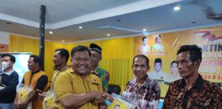 Sempena Lantik Pengurus, Ormas MKGR Serahkan Bantuan 150 Paket Sembako