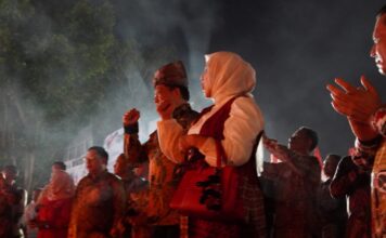 Mendagri Lepas Peserta Pawai Obor Semarak HUT Kemerdekaan RI Ke-78 di Natuna