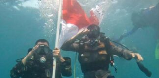 Bendera Merah Putih Berkibar di Dasar Laut Lhokseumawe