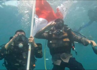 Bendera Merah Putih Berkibar di Dasar Laut Lhokseumawe