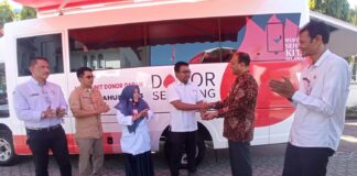 Pemkot Lhokseumawe Serahkan Mobil Unit Donor Darah Untuk PMI
