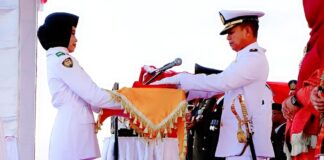 Danlanal Lhokseumawe Jadi Irup Penurunan Bendera Merah Putih di Aceh Utara