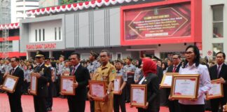 Gubernur Ansar Terima Penghargaan dari Kemenkumham RI