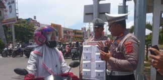 Satlantas Polres Lhokseumawe Bagikan Hadiah ke Pengendara Tertib Lalu Lintas
