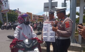 Satlantas Polres Lhokseumawe Bagikan Hadiah ke Pengendara Tertib Lalu Lintas