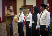 Gubernur Ansar Serahkan SK Untuk 703 Orang PPPK Tenaga Guru