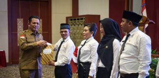 Gubernur Ansar Serahkan SK Untuk 703 Orang PPPK Tenaga Guru