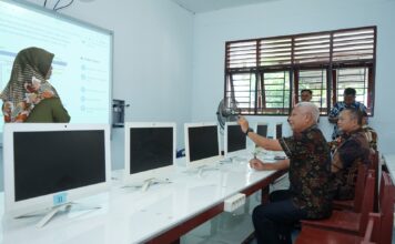 Bupati Asahan Tinjau Papan Tulis Interaktif di SMPN 1 Kisaran