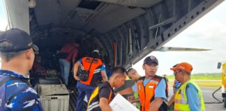 TNI AU Lanud RSA Natuna Bantu Warga Masyarakat dengan Sembako Murah