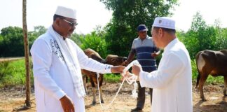 Bupati Karimun Sholat Idul Adha di Kampung Halaman, Jadi Khotib dan Serahkan Hewan Kurban