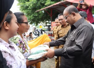 Bupati Karimun Salurkan Cadangan Beras Pemerintah Untuk Bantuan Pangan Tahun 2023