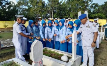 Sambut HUT TNI AL Ke-78, Lanal Ranai Ziarah Ke Taman Makam Pahlawan