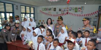 Pasca Insiden Rempang-Galang, Kapolresta Balerang dan Tim Konselor Polda Kepri Berikan Dukungan Psikologis Kepada Anak-anak