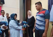 Silaturahmi Bersama Karang Taruna, Rahma Serahkan Bantuan Seragam