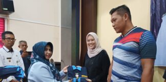 Silaturahmi Bersama Karang Taruna, Rahma Serahkan Bantuan Seragam