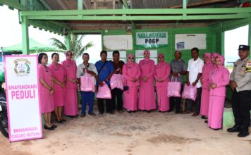 Bhayangkari Cabang Natuna Gelar Bakti Sosial Berbagi Sembako di Pangkalan Ojek Hijau Ranai