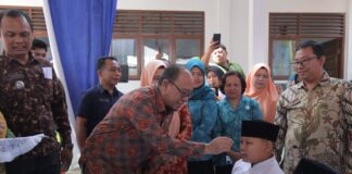 Sekdakab Asahan Beri Obat Pencegah Cacingan di UPTD SDN 010076 Pondok Bungur