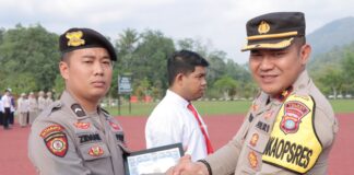 Wakapolres Lingga Pimpin Upacara Pemberian Penghargaan Kepada Personel Berprestasi