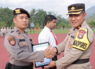 Wakapolres Lingga Pimpin Upacara Pemberian Penghargaan Kepada Personel Berprestasi