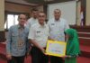 Rida Ananda Serahkan Beasiswa CSR Bank Nagari Secara Simbolis Kepada Penerima