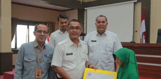 Rida Ananda Serahkan Beasiswa CSR Bank Nagari Secara Simbolis Kepada Penerima