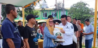Gubernur Ansar Serahkan Bantuan Pangan Cadangan Beras Kepada 3.196 Masyarakat di Sagulung dan Lubuk Baja, Kota Batam