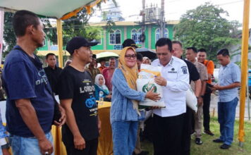 Gubernur Ansar Serahkan Bantuan Pangan Cadangan Beras Kepada 3.196 Masyarakat di Sagulung dan Lubuk Baja, Kota Batam