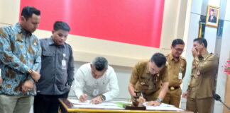 Bupati Natuna Teken NPHD Dana Pemilu Bersama KPU dan Bawaslu