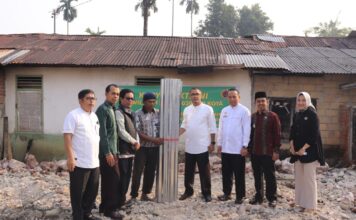 Rida Ananda Serahkan Bantuan untuk Korban Kebakaran di Tanjung Pauh