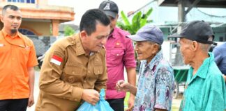 Gubernur Ansar Serahkan Bantuan Sosial Bagi Warga Kavling Lama Kota Batam