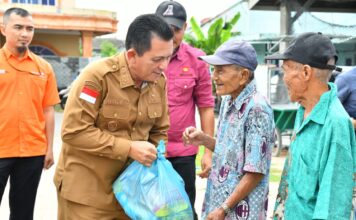 Gubernur Ansar Serahkan Bantuan Sosial Bagi Warga Kavling Lama Kota Batam