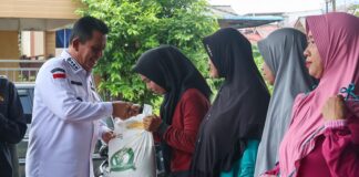 Gubernur Ansar Serahkan Bantuan Pangan Pemerintah Tahap II Untuk Masyarakat Tanjungpinang