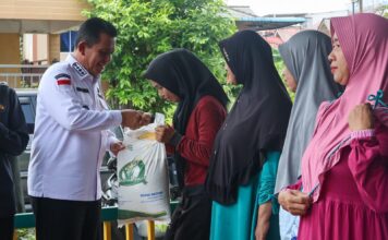 Gubernur Ansar Serahkan Bantuan Pangan Pemerintah Tahap II Untuk Masyarakat Tanjungpinang