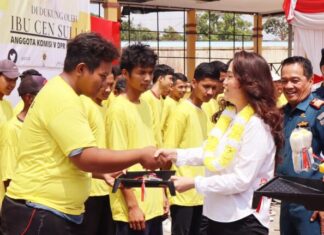 Peduli Nelayan Kepri, Cen Sui Lan Serahkan Bantuan Padat Karya Tunai dan Pas Kecil di Bintan