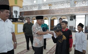 100 Orang Anak Yatim dan 100 Tukang Becak Terima Santunan Uang Tunai dari Bupati Asahan