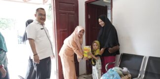 Kadis Kominfo Asahan Serahkan Bantuan Makanan Tambahan Kepada Anak Stunting