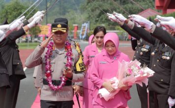 Upacara Farawell dan Tradisi Pedang Pora Iringi Penyambutan dan Pelepasan Kapolres Lingga