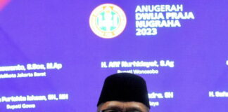 Diserahkan Presiden, Bupati Safaruddin Terima Penghargaan Tertinggi Dwija Praja Nugraha