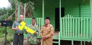 Dandim 0318/Natuna Serahkan Kunci Rehab Rumah Tidak Layak Huni di Desa Ceruk