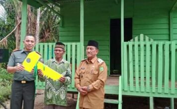 Dandim 0318/Natuna Serahkan Kunci Rehab Rumah Tidak Layak Huni di Desa Ceruk