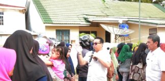 Beli Bahan Pokok, Ribuan Masyarakat Payakumbuh Kumpul di Dinas Koperasi dan UKM