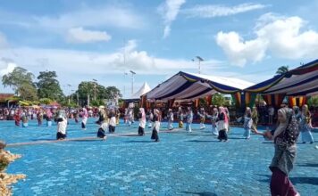 Kemeriahan Hari Jadi ke-20 Kabupaten Lingga Ditandai dengan Pawai Budaya dan Rekor MURI 1000 Tudung Manto