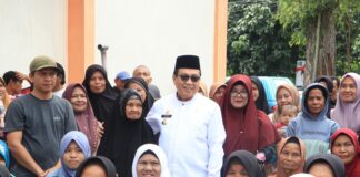Ratusan Warga Terima Bansos Pangan dari Dinas Koperasi dan UKM Payakumbuh