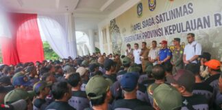 Gubernur Ansar Ahmad Memimpin Apel Siaga Satlinmas