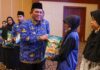 Gubernur Ansar Salurkan Bantuan Sosial UEP Kepada Masyarakat