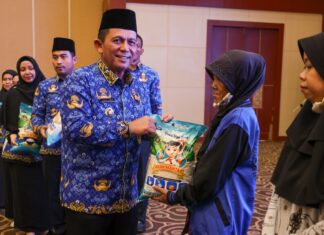 Gubernur Ansar Salurkan Bantuan Sosial UEP Kepada Masyarakat