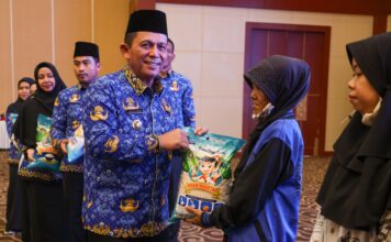 Gubernur Ansar Salurkan Bantuan Sosial UEP Kepada Masyarakat
