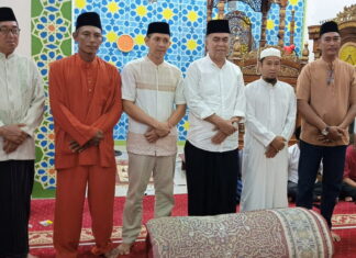 Bupati Natuna Serahkan Bantuan Sajadah untuk Masjid Al-Muhajiddin