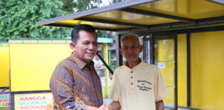 Gubernur Kepri Serahkan Bantuan Gerobak untuk Pedagang Kaki Lima di Tepi Laut